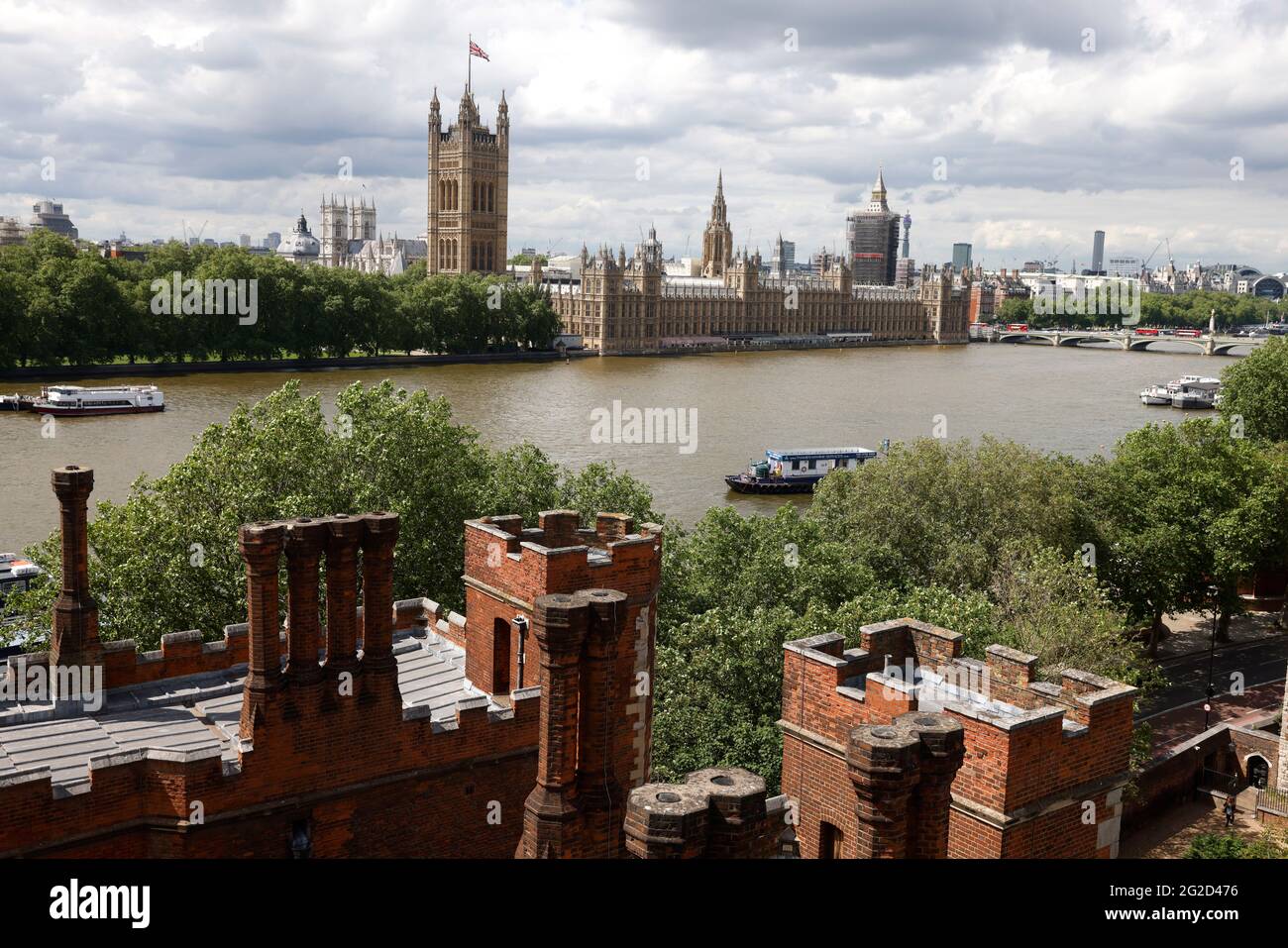 Blick auf die Themse und die Houses of Parliament, einschließlich des Elizabeth Tower, der auch als Big Ben unter Gerüsten bekannt ist. Stockfoto