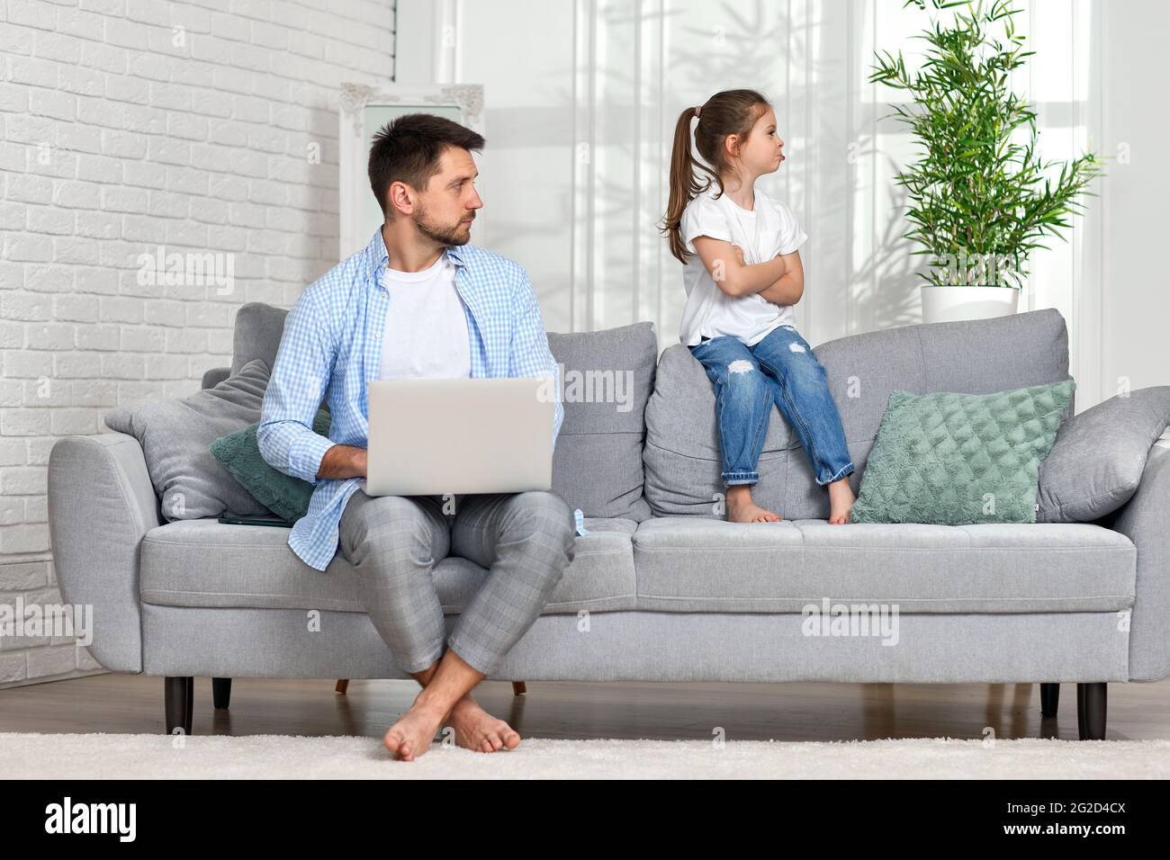 Beleidigt kleines Kind Tochter und Vater, während er arbeitet Stockfoto