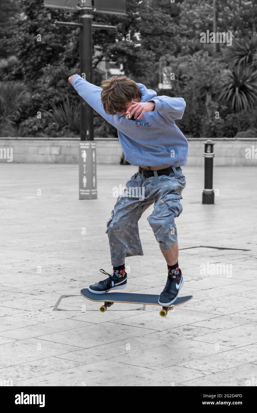 Teenager-Skateboarder im Juni auf Skateboard am Bournemouth Square, Bournemouth, Dorset UK - Skateboarding Stockfoto