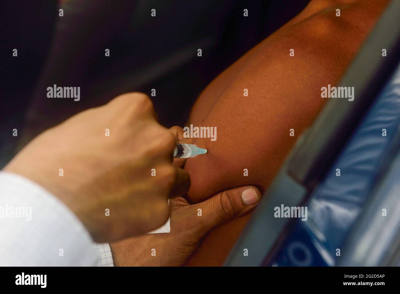 Kalkutta, Indien. Juni 2021. Die Menschen erhalten ihren Covid-19-Impfstoff von einem Drive-Through-Impfzentrum in Kalkata. Ihre Nachfrage nach Impfstoffen ist angesichts der Vorhersage der dritten Covid-19-Welle enorm. Kredit: SOPA Images Limited/Alamy Live Nachrichten Stockfoto