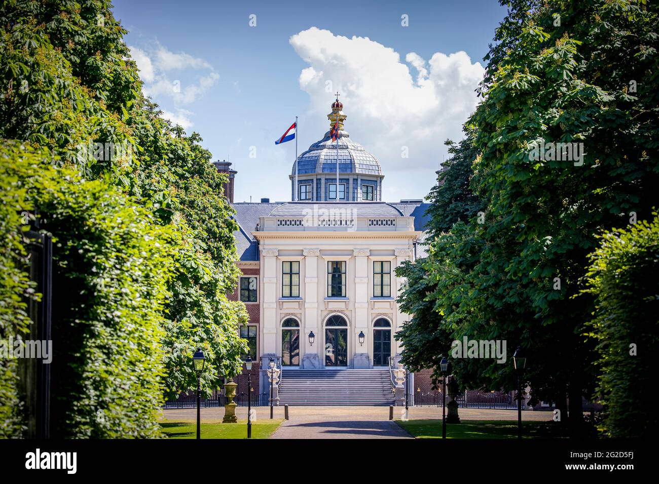 Den Haag, Niederlande. Juni 2021. Prinzessin Amalia von den Niederlanden hat ihr Abitur absolviert und hebt die niederländische Flagge mit ihrem Rucksack an der Spitze des Palastes Huis Ten Bosch in Den Haag, Niederlande, am 9. Juni 2021. König Willem-Alexander und Königin Maxima nehmen an diesem Moment Teil. Quelle: Patrick van Kawijk//dpa/Alamy Live News Stockfoto