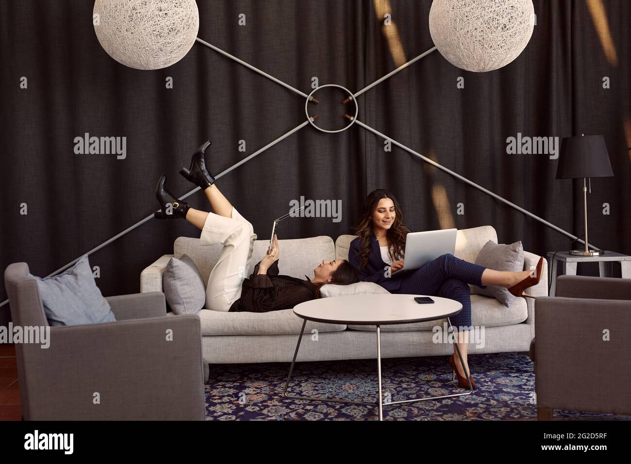 Geschäftsfrauen entspannen sich auf dem Sofa Stockfoto