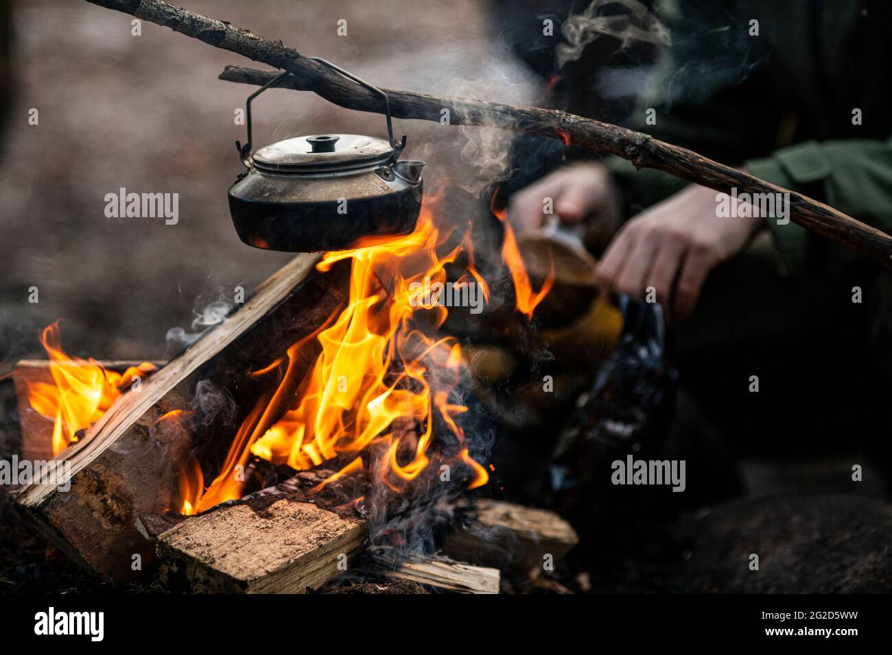 Wasserkocher über Holzfeuer Stockfoto