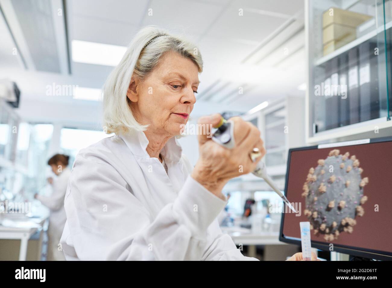 Frau arbeitet im Labor Stockfoto