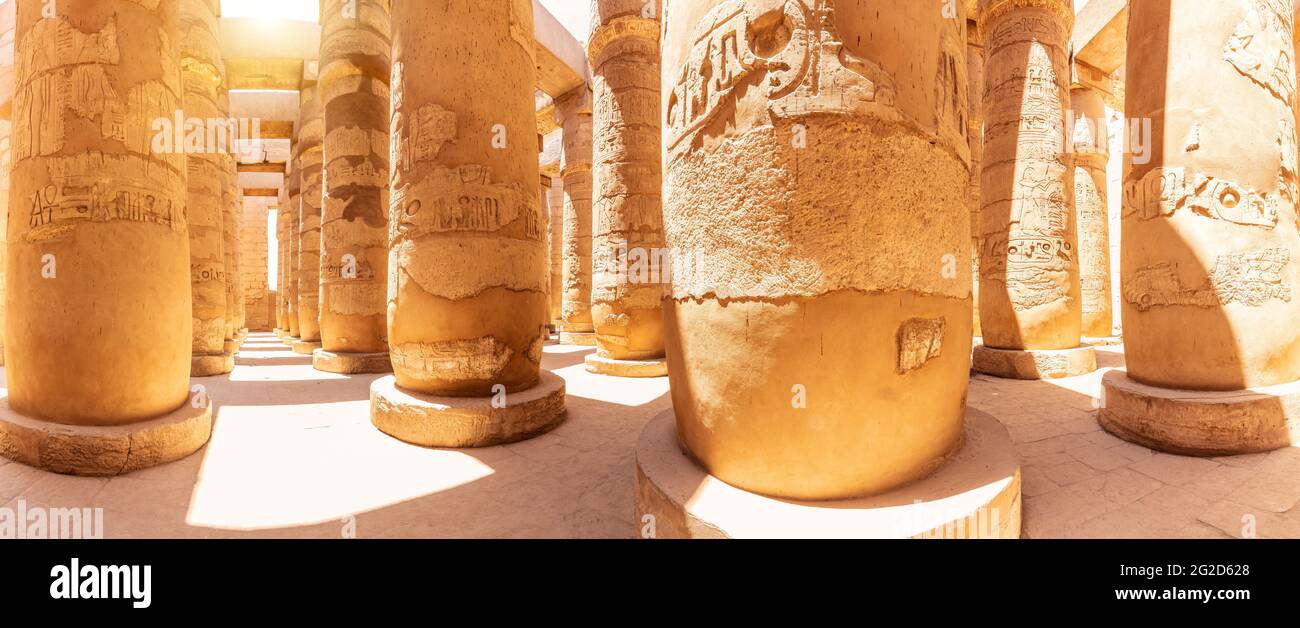 Karnak Temple Dolde Hauptstädte der Hypostyle Hall, Luxor, Ägypten Stockfoto