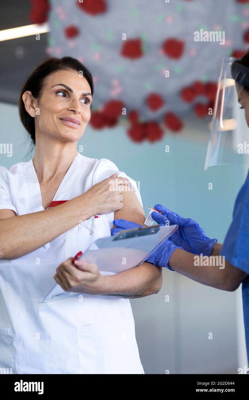 Ärztin, die eine Covid-19-Impfung erhalten hat Stockfoto