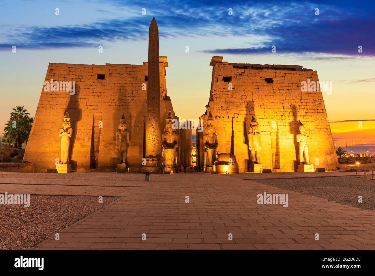 Luxor Tempel Hauptansicht, wunderschönes Sonnenuntergangslicht, Ägypten Stockfoto