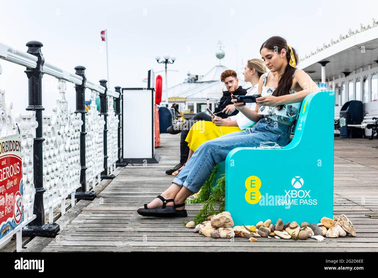 REDAKTIONELLE VERWENDUNG NUR Mobile Gamer genießen EE's Gaming on the Go Pit Stops Brighton Pier, East Sussex. Bilddatum: Donnerstag, 10. Juni 2021. Stockfoto
