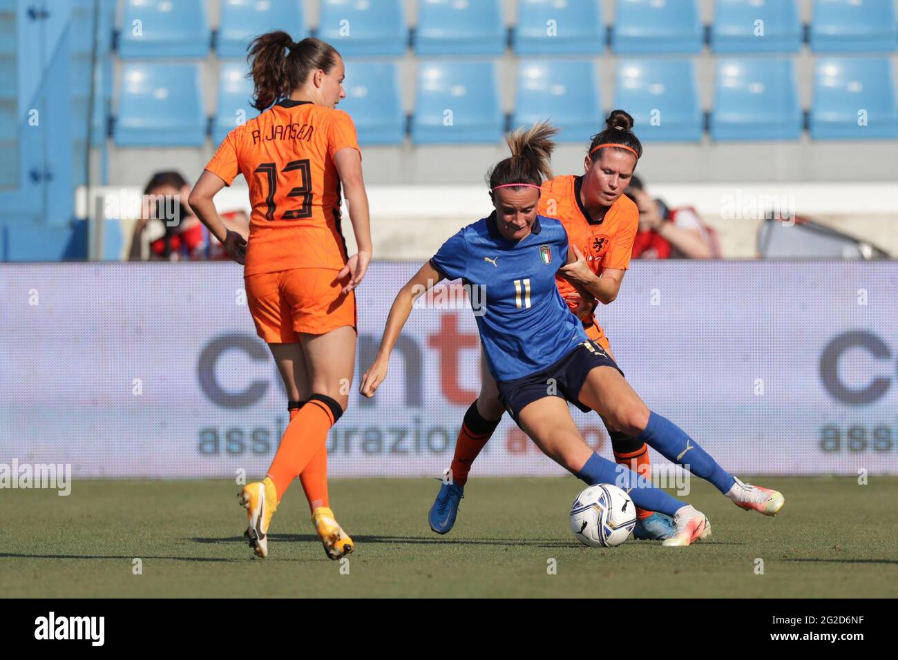 Ferrara, Italien, 10. Juni 2021. Renate Jansen aus den Niederlanden schaut zu, wie Barbara Bonansea aus Italien sich während des Internationalen Fußballfreundschaftsspiels im Stadio Paolo Mazza di Ferrara von Merel van Dongen aus den Niederlanden abwendet. Bildnachweis sollte lauten: Jonathan Moscrop / Sportimage Kredit: Sportimage/Alamy Live News Stockfoto