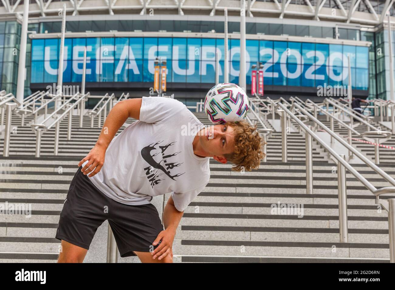 Wembley Stadium, Wembley Park, Großbritannien. Juni 2021. Vor dem morgigen Start der UEFA-Fußball-Europameisterschaft zeigt Scott Penders, Botschafter der Fußball-Europameisterschaft 2020, vor dem Wembley-Stadion seine Fußballkünste. Scott wird bei allen Spielen von Wembley auf dem Spielfeld auftreten. Das Turnier wird um ein Jahr verschoben, als die Coronavirus-Pandemie 2020 weltweit eintraf, und beginnt am 11. Juni 2021. Am 13. Juni 2021 findet im Wembley Stadium das erste Spiel, England gegen Kroatien, statt. Amanda Rose/Alamy Live News Stockfoto