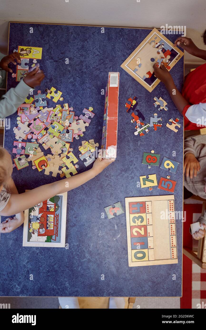 Aus der Perspektive von Kindern, die im Klassenzimmer Puzzles machen Stockfoto