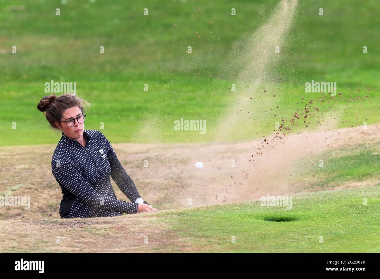 Troon, Großbritannien. Juni 2021. EMILY SPIELZEUG aus England spielt in Barassie Links, Troon während des Matchplay-Wettbewerbs der R und EINER gesponserten Frauen Amateur Championship. Kredit: Findlay/Alamy Live Nachrichten Stockfoto
