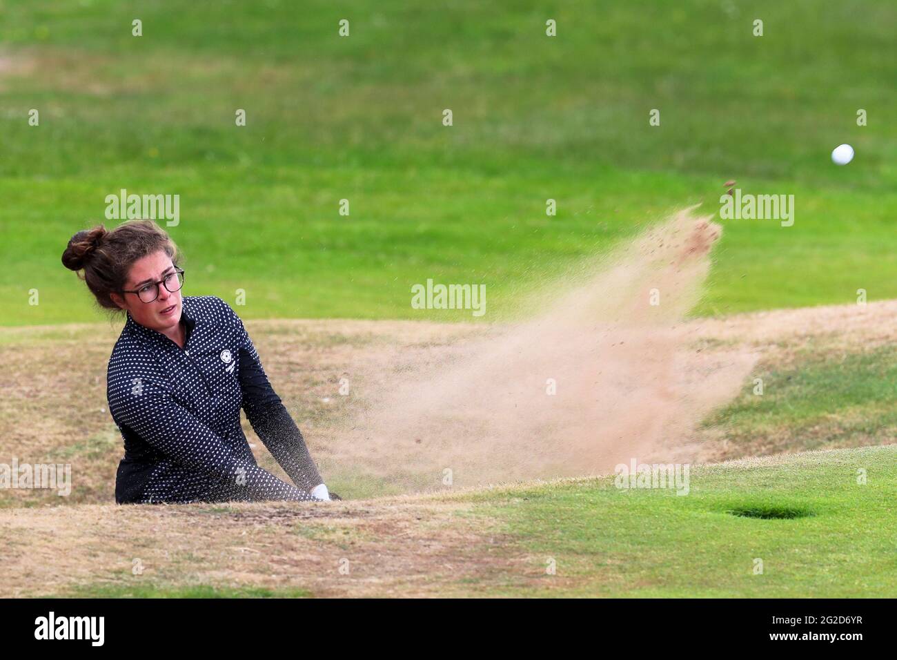Troon, Großbritannien. Juni 2021. EMILY SPIELZEUG aus England spielt bei der Barassie Links, Troon während der Matchplay-Wettbewerb der R und EINER gesponserten Frauen Amateur Championship Credit: Findlay/Alamy Live News Stockfoto