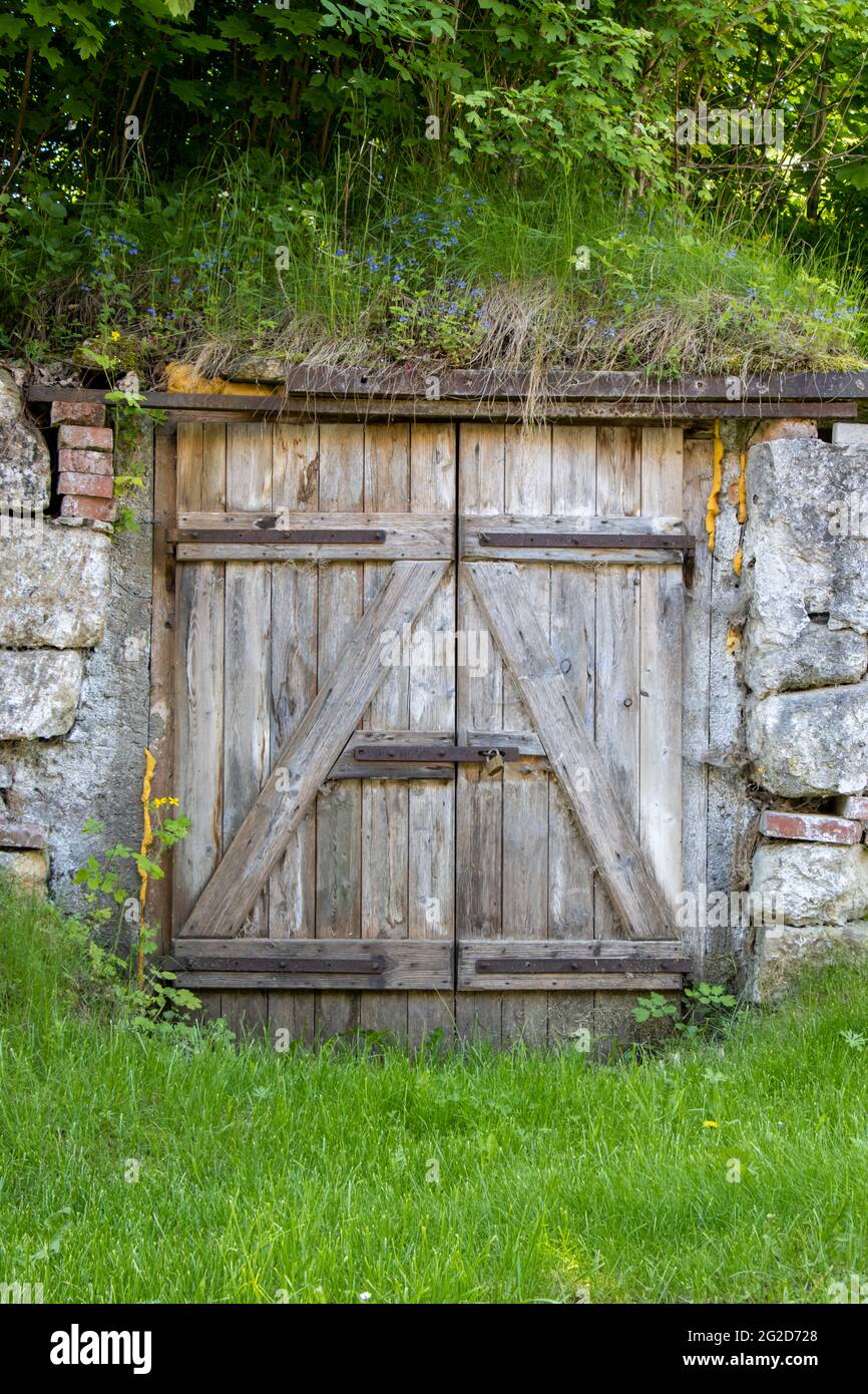 Ein geschlossenes Tor des Aussen-Kellers auf dem tschechischen Land Stockfoto