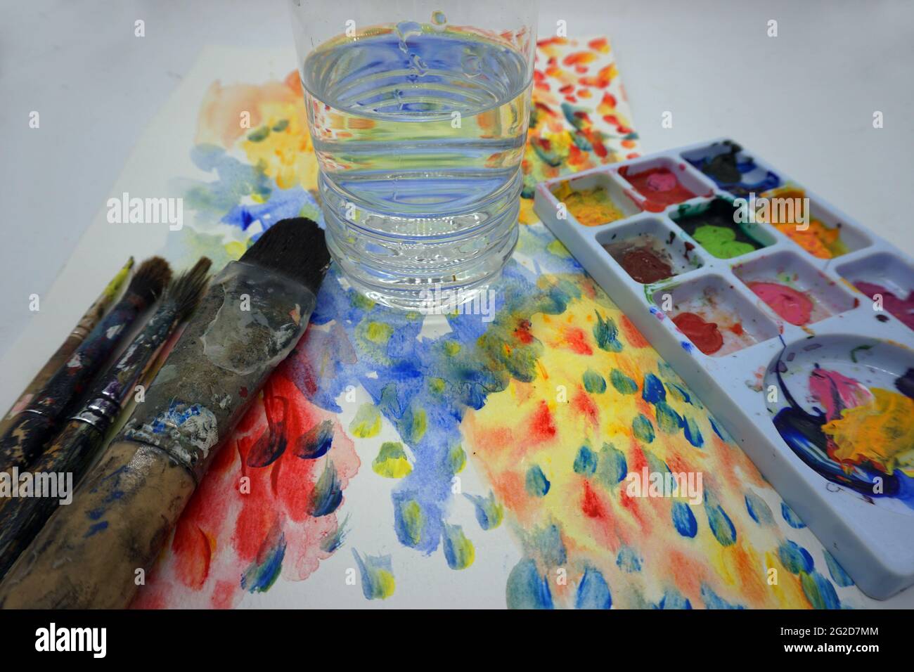 Ausrüstung für Malerei, Aquarell, Palette, Pinsel, Mischpalette Stockfoto