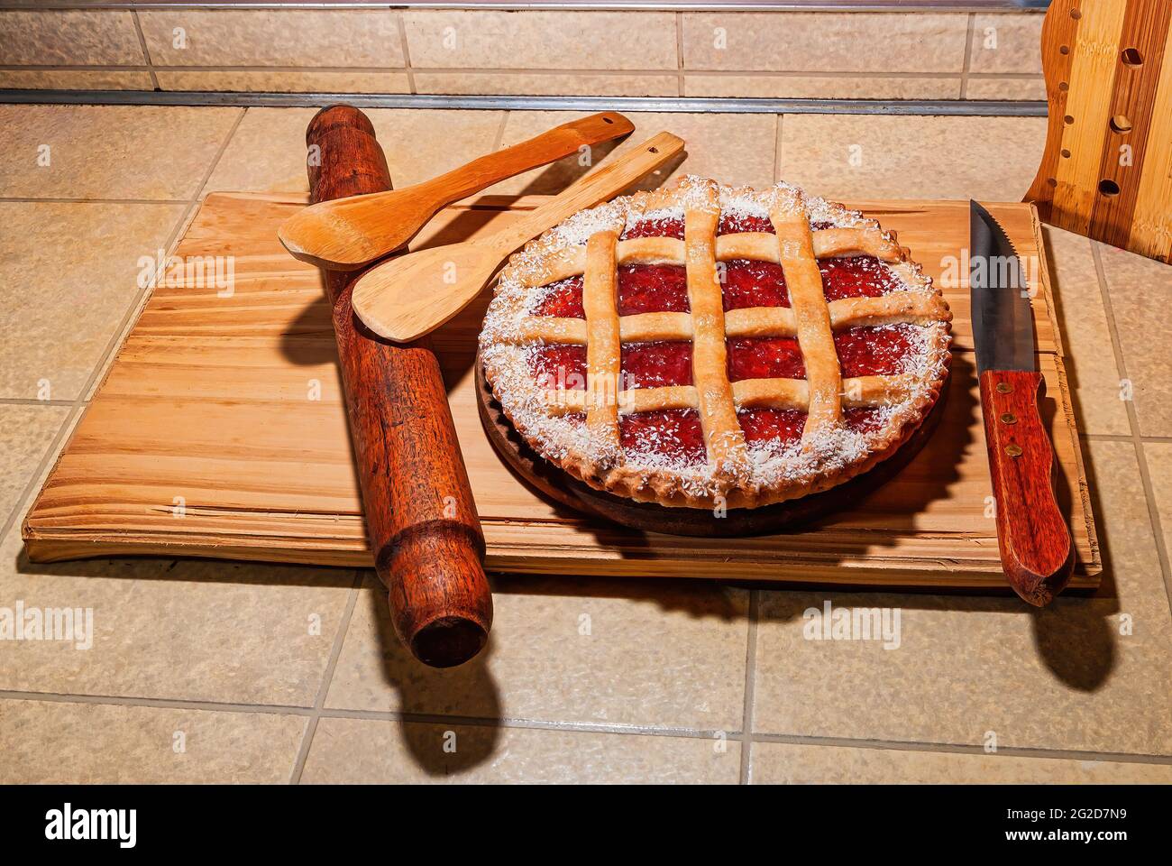 Nahaufnahme einer warmen, hausgemachten Pasta Frola Tarte, gefüllt mit Quitte und Apfelgelee. Argentinische Pastafrola Rezept auf Holztisch. Stockfoto