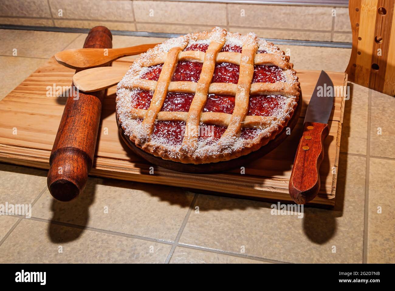 Nahaufnahme einer warmen, hausgemachten Pasta Frola Tarte, gefüllt mit Quitte und Apfelgelee. Argentinische Pastafrola Rezept auf Holztisch. Stockfoto