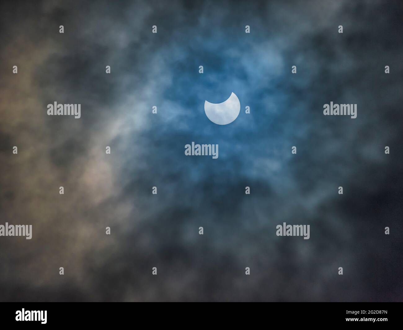 Das Bild zeigt eine partitionierte Sonnen-Mond-Finsternis, die am Donnerstag, dem 10. Juni 2021, von Bentham aus in North Yorkshire aus gesehen, stattfand Stockfoto