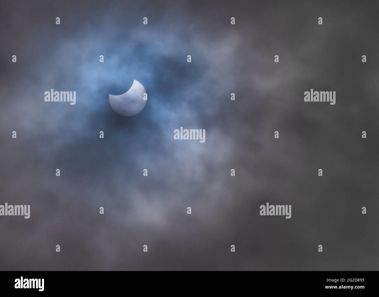 Das Bild zeigt eine partitionierte Sonnen-Mond-Finsternis, die am Donnerstag, dem 10. Juni 2021, von Bentham aus in North Yorkshire aus gesehen, stattfand Stockfoto