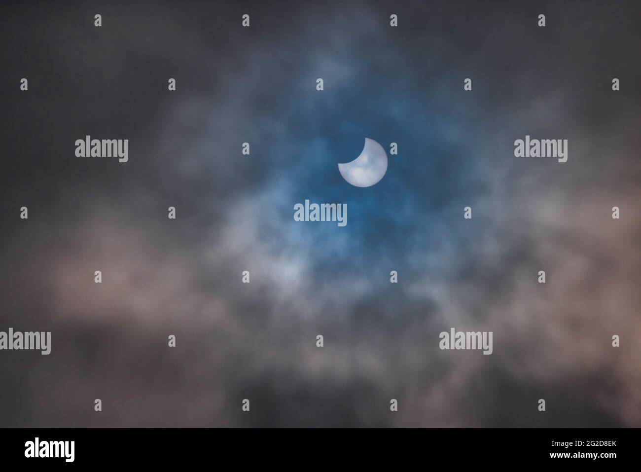 Das Bild zeigt eine partitionierte Sonnen-Mond-Finsternis, die am Donnerstag, dem 10. Juni 2021, von Bentham aus in North Yorkshire aus gesehen, stattfand Stockfoto