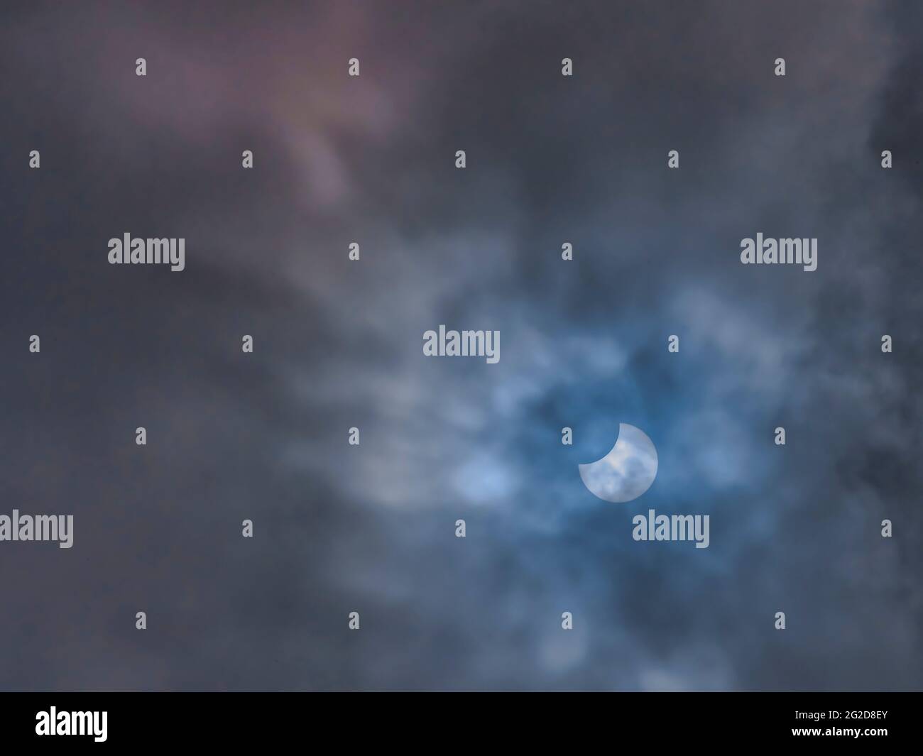 Das Bild zeigt eine partitionierte Sonnen-Mond-Finsternis, die am Donnerstag, dem 10. Juni 2021, von Bentham aus in North Yorkshire aus gesehen, stattfand Stockfoto