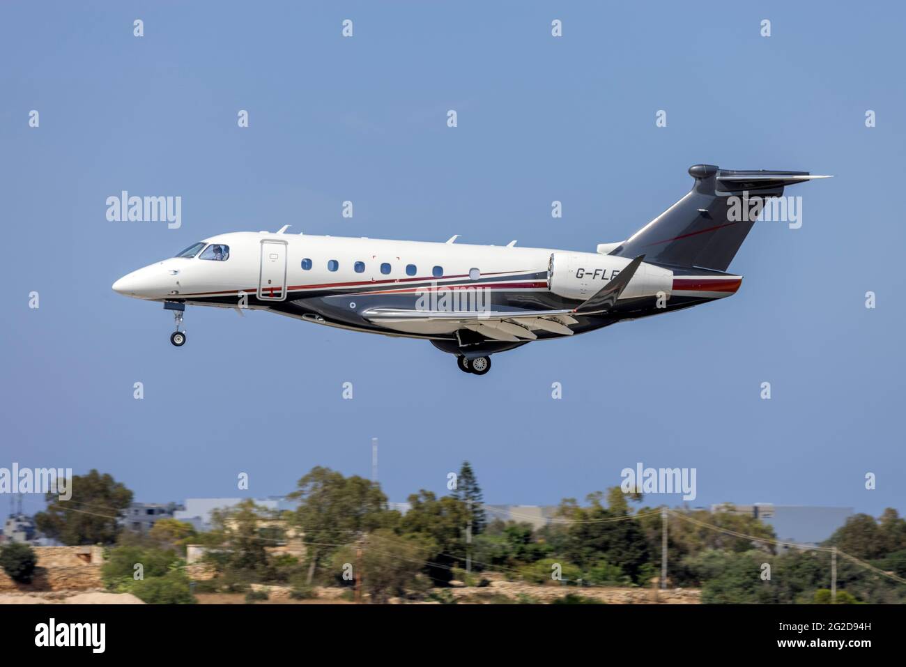 Flexjet Embraer EMB-550 Praetor 600 (Reg.: G-FLFX) kommt an einem heißen Nachmittag an Land. Stockfoto