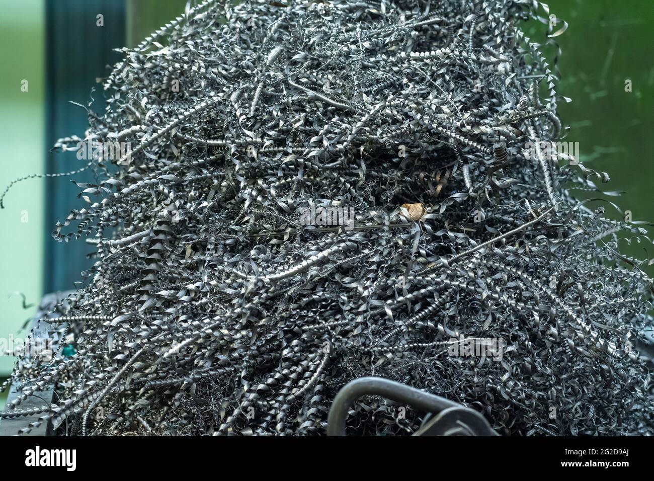 Metallabfälle oder Stahlschrott im Container in der Fabrik. Stockfoto