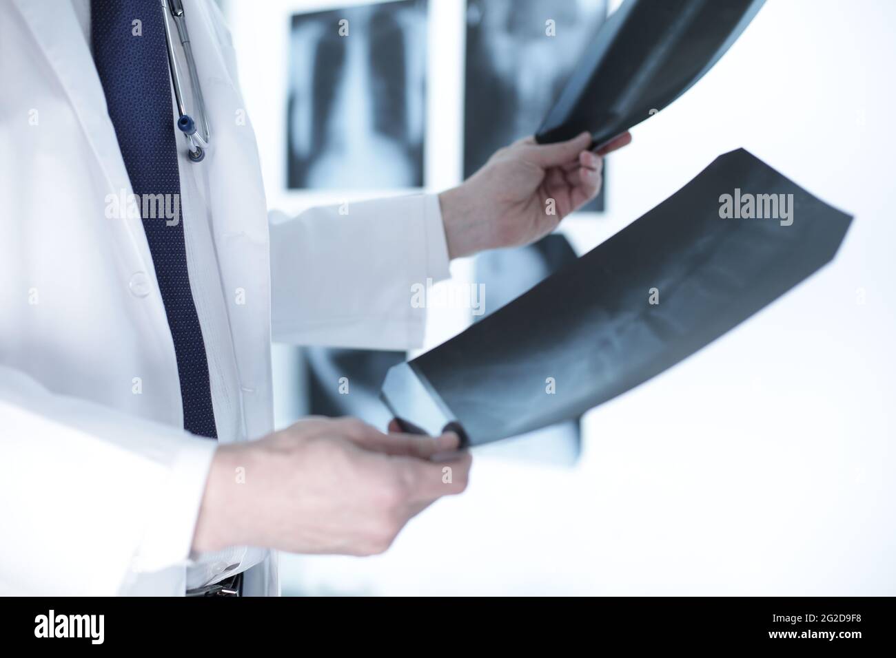 Arzt hält Bilder in einem Klinikraum Stockfoto
