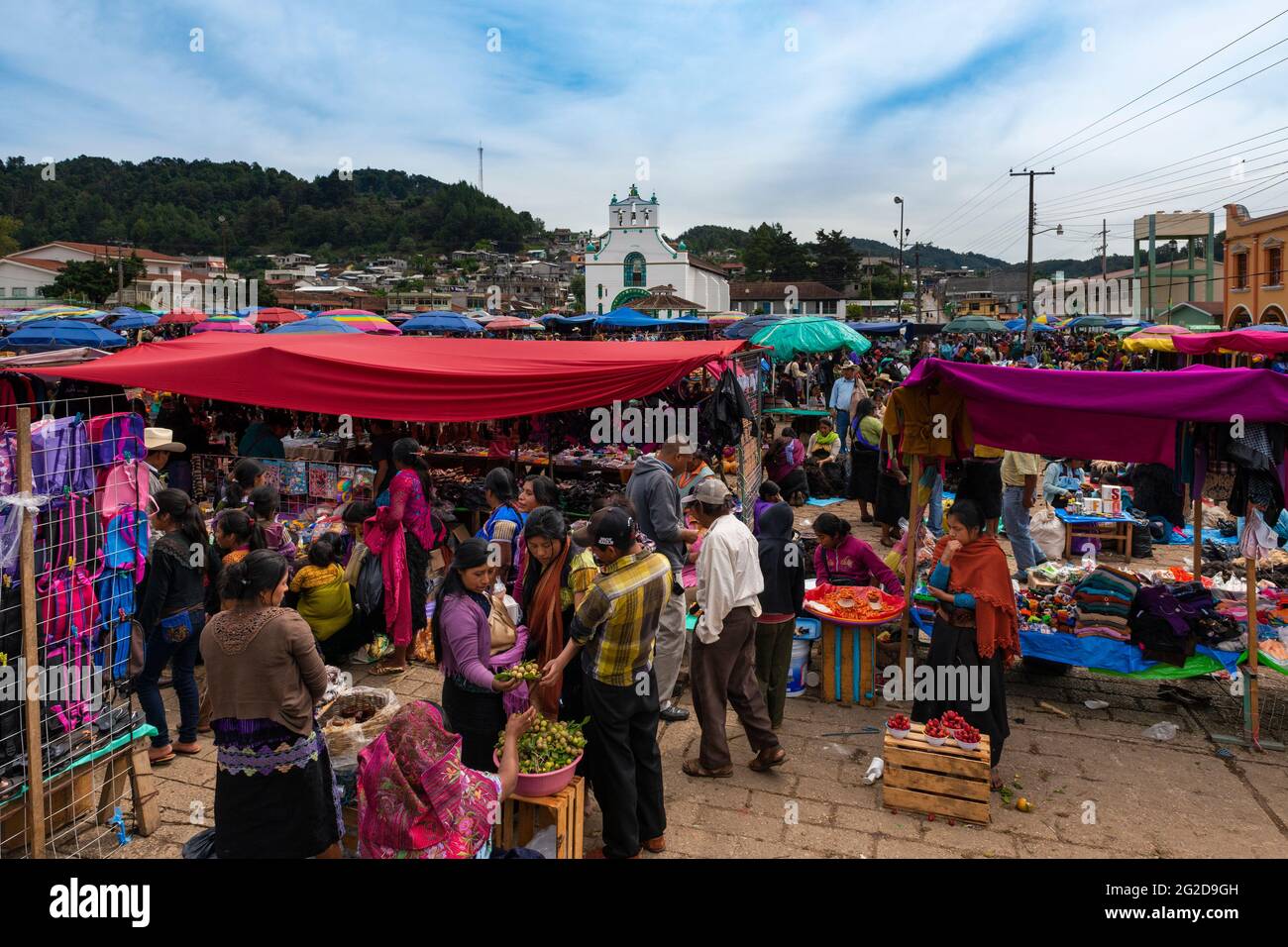 San Juan Chamula, Mexiko - 11. Mai 2014: Menschen auf einem Straßenmarkt in der Stadt San Juan Chamula, in Chiapas, Mexiko. Stockfoto San Juan Chamula, Mexiko - 11. Mai 2014: Menschen auf einem Straßenmarkt in der Stadt San Juan Chamula, in Chiapas, Mexiko. Stockfoto