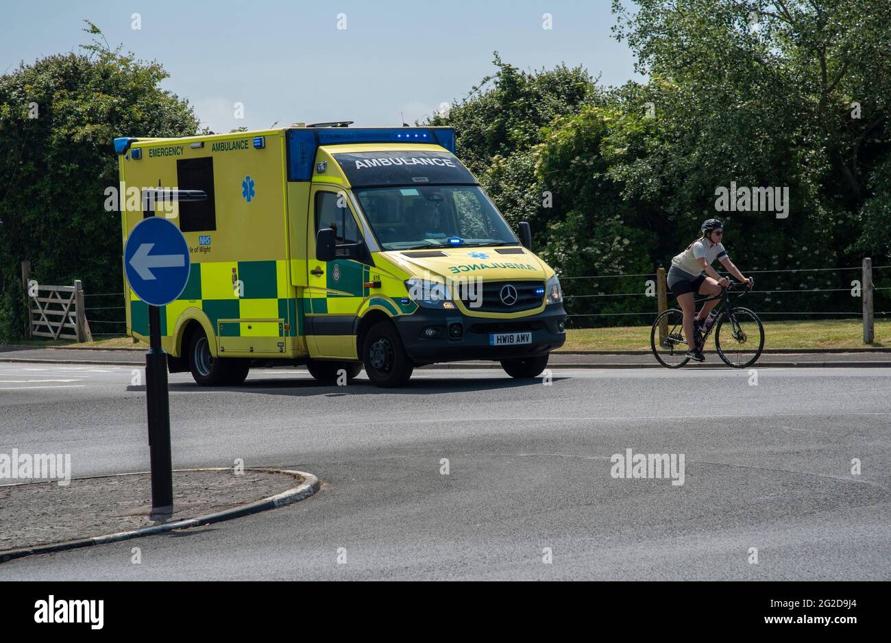 Isle of Wight, England, Großbritannien. 2021. Notarztwagen, der eine Radfahrerin in Yarmouth, Isle of Wight passiert. Stockfoto