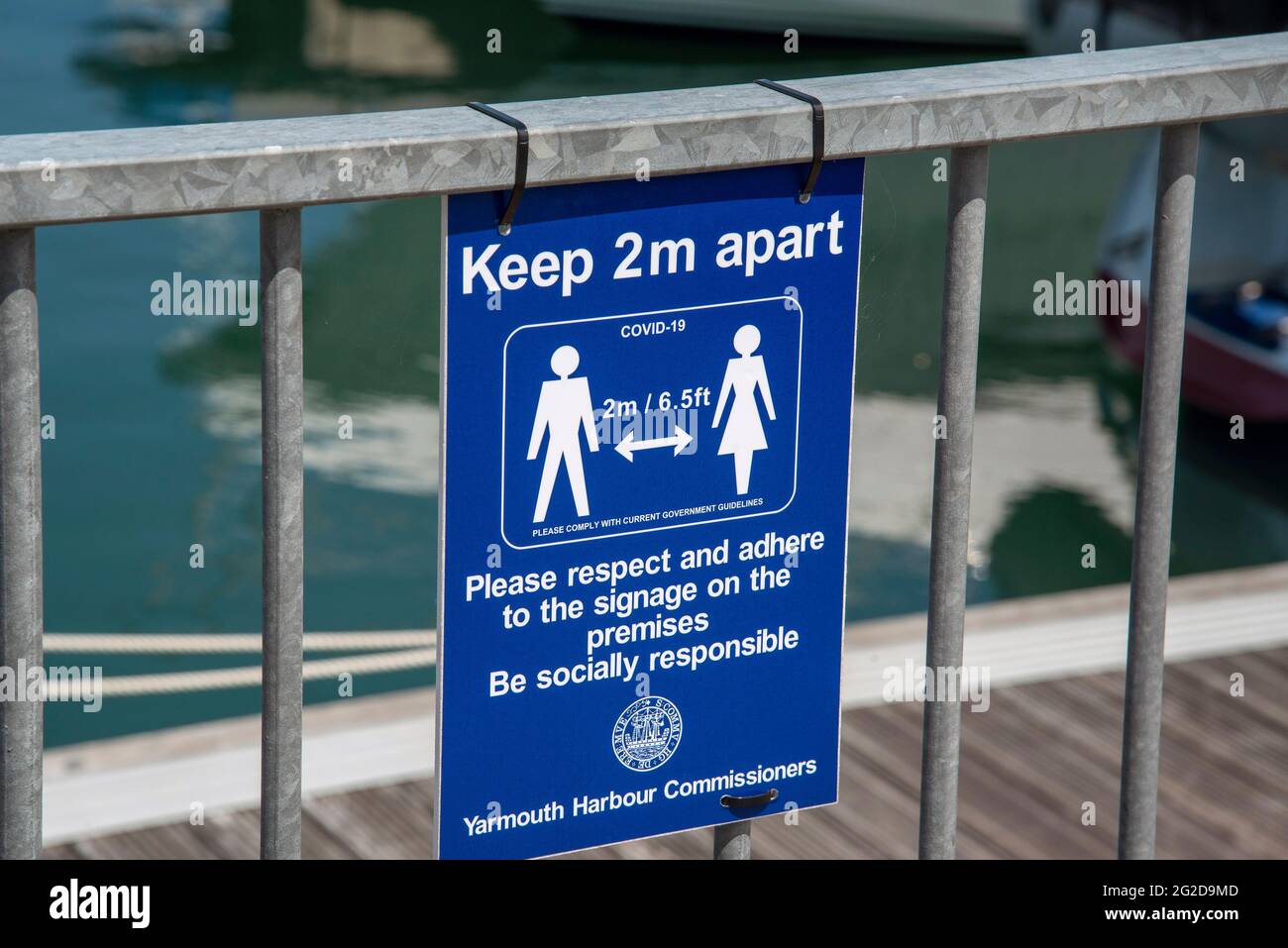 Freshwater Bay, Isle of Wight, Großbritannien. 2021. Covid-19 Keep apart Zeichen eine Regierung Warnung an Fußgänger zu bleiben 2 Meter auseinander. Stockfoto