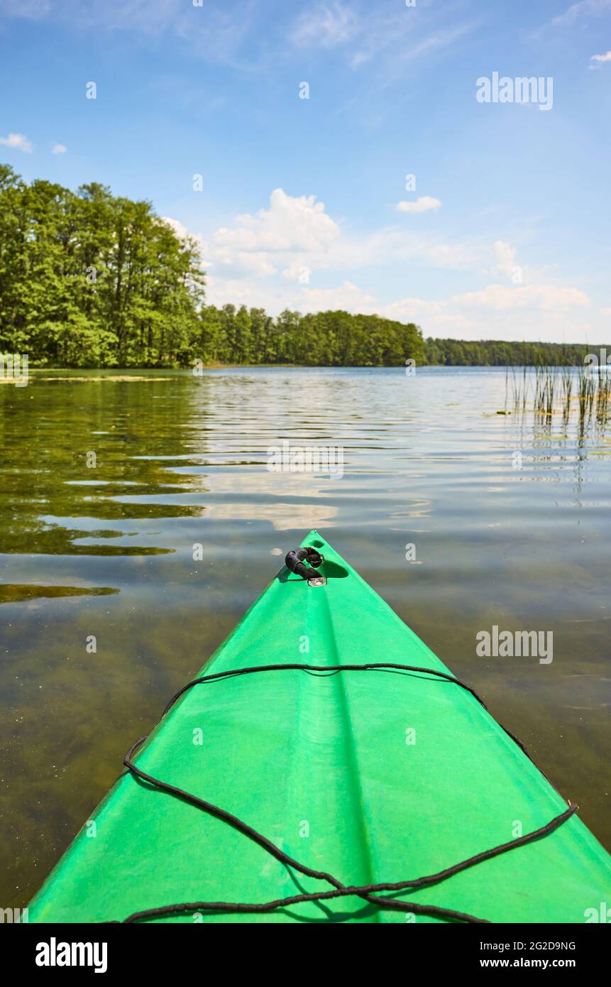Bug eines grünen Kajaks im Wasser, selektiver Fokus. Stockfoto