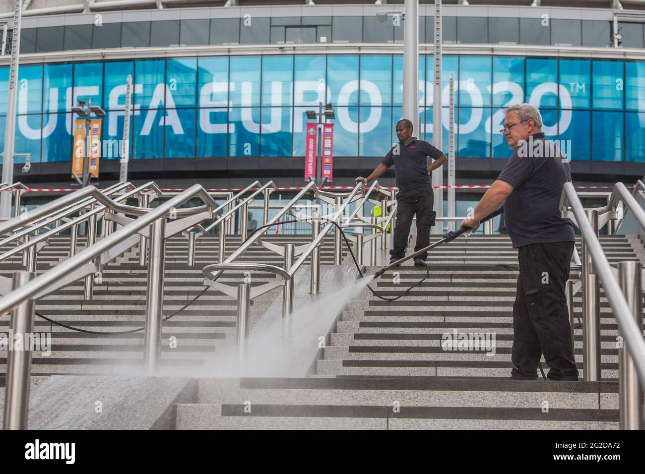 Wembley Stadium, Wembley Park, Großbritannien. Juni 2021. Wembley setzt seine Vorbereitungen für die EURO 2020 fort, wobei die Arbeiter die kürzlich fertiggestellten olympischen Stufen vor dem Wembley-Stadion mit Strom waschen. Die UEFA-Fußball-Europameisterschaft beginnt morgen, den 11. Juni 2021, mit einem um ein Jahr verzögerten Ausbruch der Coronavirus-Pandemie im Jahr 2020. Am 13. Juni 2021 findet im Wembley-Stadion das erste Spiel, England gegen Kroatien, statt. Kredit: amanda Rose/Alamy Live Nachrichten Stockfoto