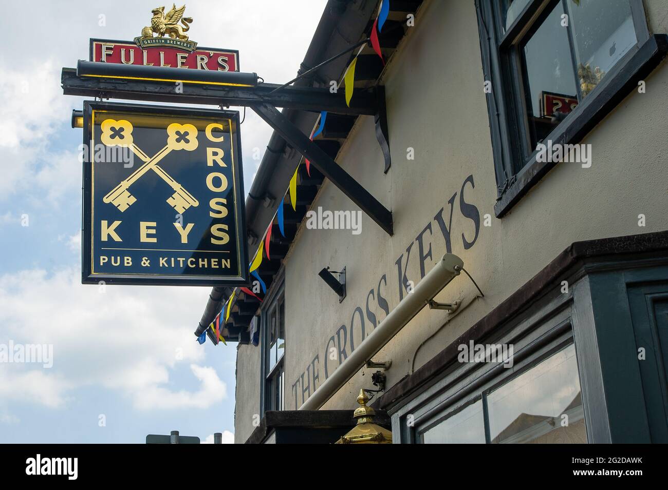 Great Missenden, Buckinghamshire, Großbritannien. Mai 2021. Der Fullers Cross Keys Pub ist wieder für Trinker geöffnet. Das Leben im Dorf Great Missenden normalisiert sich nach der Aufhebung einiger Covid-19-Beschränkungen, obwohl das Dorf immer noch ruhiger als normal ist. Quelle: Maureen McLean/Alamy Stockfoto