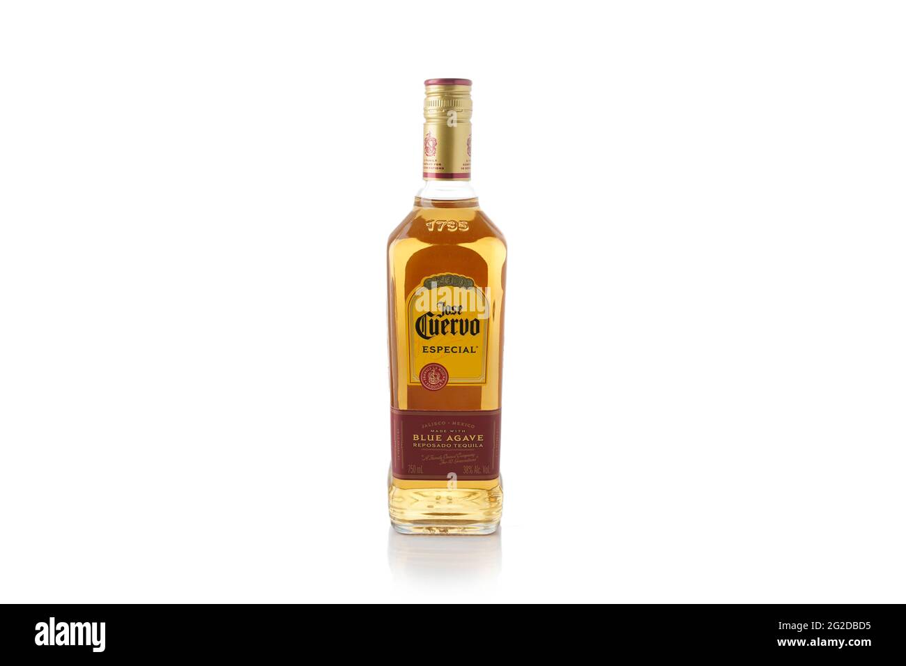 Flasche Jose cuervo goldener Tequila auf weißem Hintergrund. Alkoholisches Getränk Stockfoto
