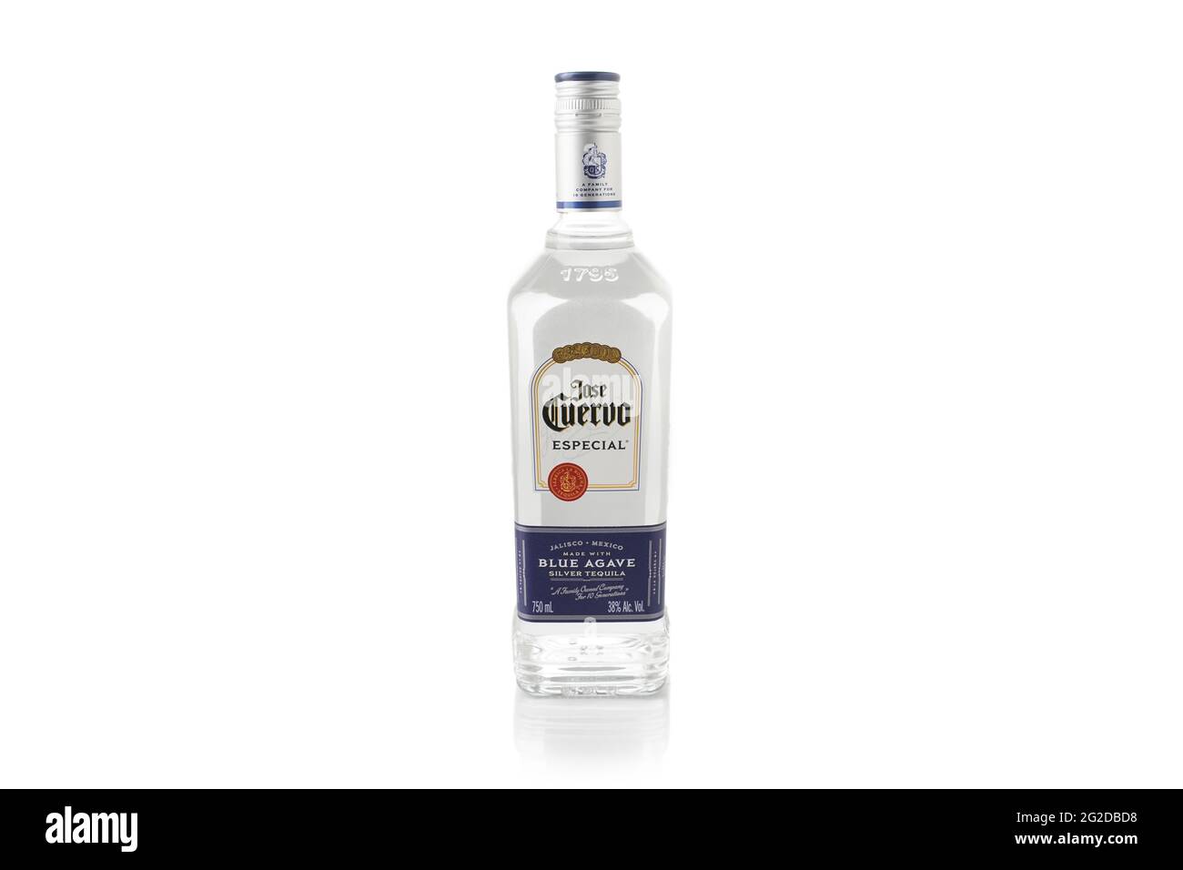 Flasche Jose Cuervo Tequila in Silber auf weißem Hintergrund. Alkoholisches Getränk Stockfoto