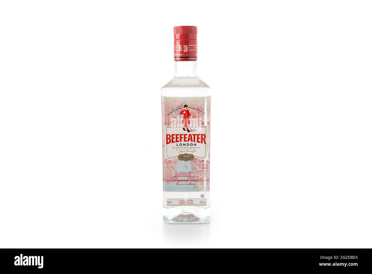 Flasche Gin Beefeater auf weißem Hintergrund. Alkoholisches Getränk. Britischer Drink Stockfoto