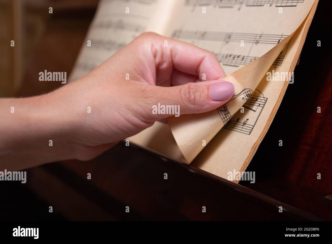 Die Hand des Pianisten dreht die Noten um. Nahaufnahme. Stockfoto