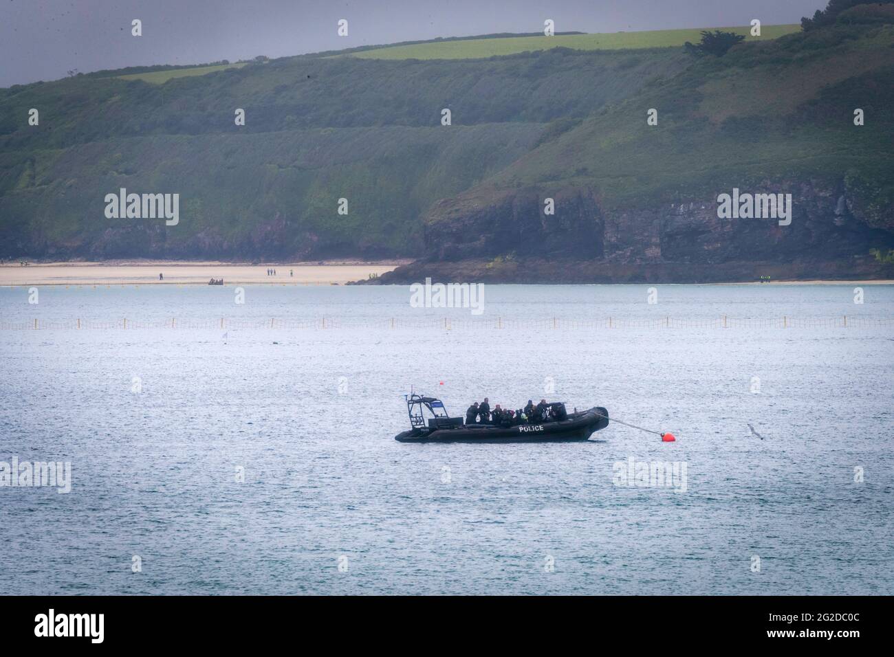 St Ives, Großbritannien. Juni 2021. Die Polizei patrouilliert während des G7-Gipfels in der Carbis-Bucht.der 47. G7-Gipfel findet in Cornwall im Südwesten Englands statt. Kredit: SOPA Images Limited/Alamy Live Nachrichten Stockfoto