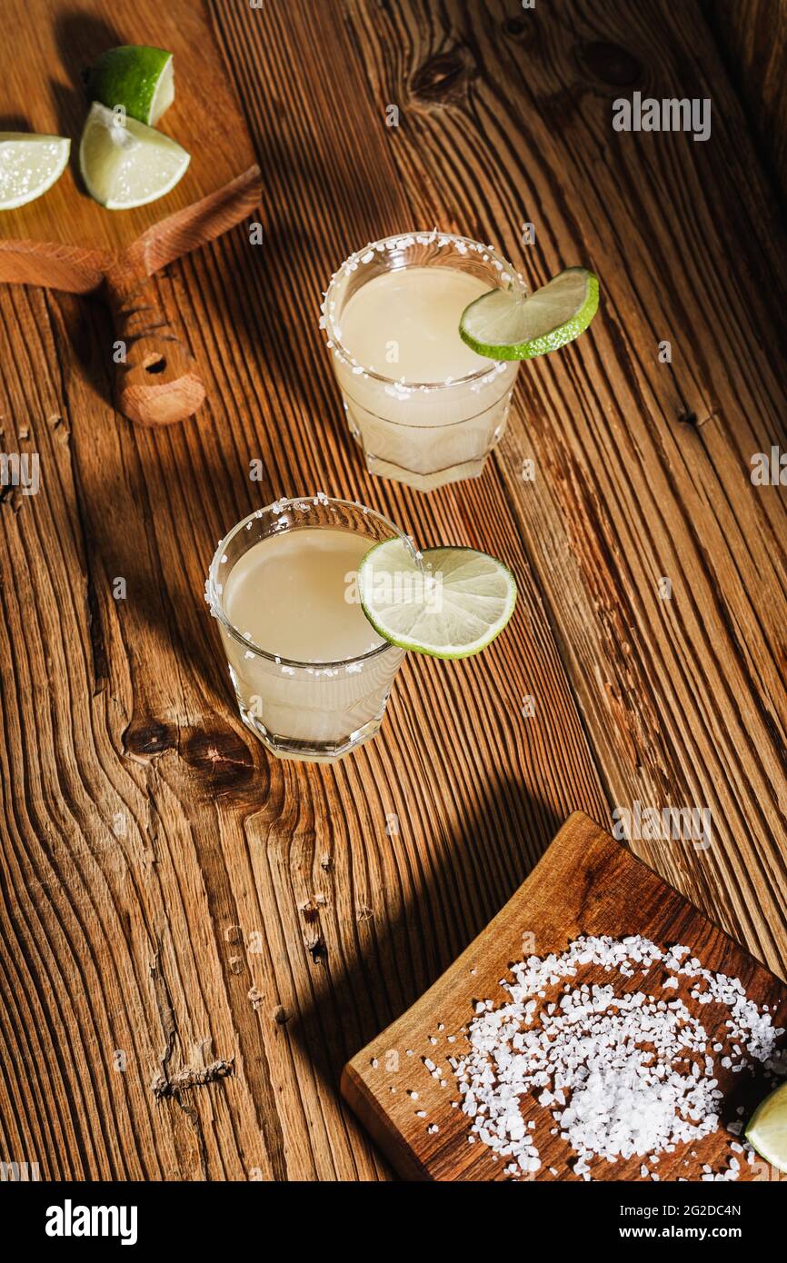 Margarita Cocktail in Trinkgläsern mit Salzrand auf rustikalem Holztisch  Stockfotografie - Alamy
