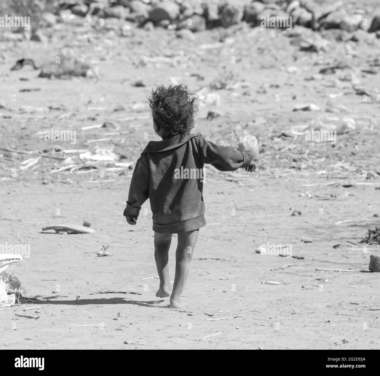 Taiz   Jemen   16 Mär 2017 : EIN jemenitisches Kind sucht in einem Lager für Vertriebene aus dem Krieg in der Stadt Taiz, Jemen, nach Nahrung Stockfoto