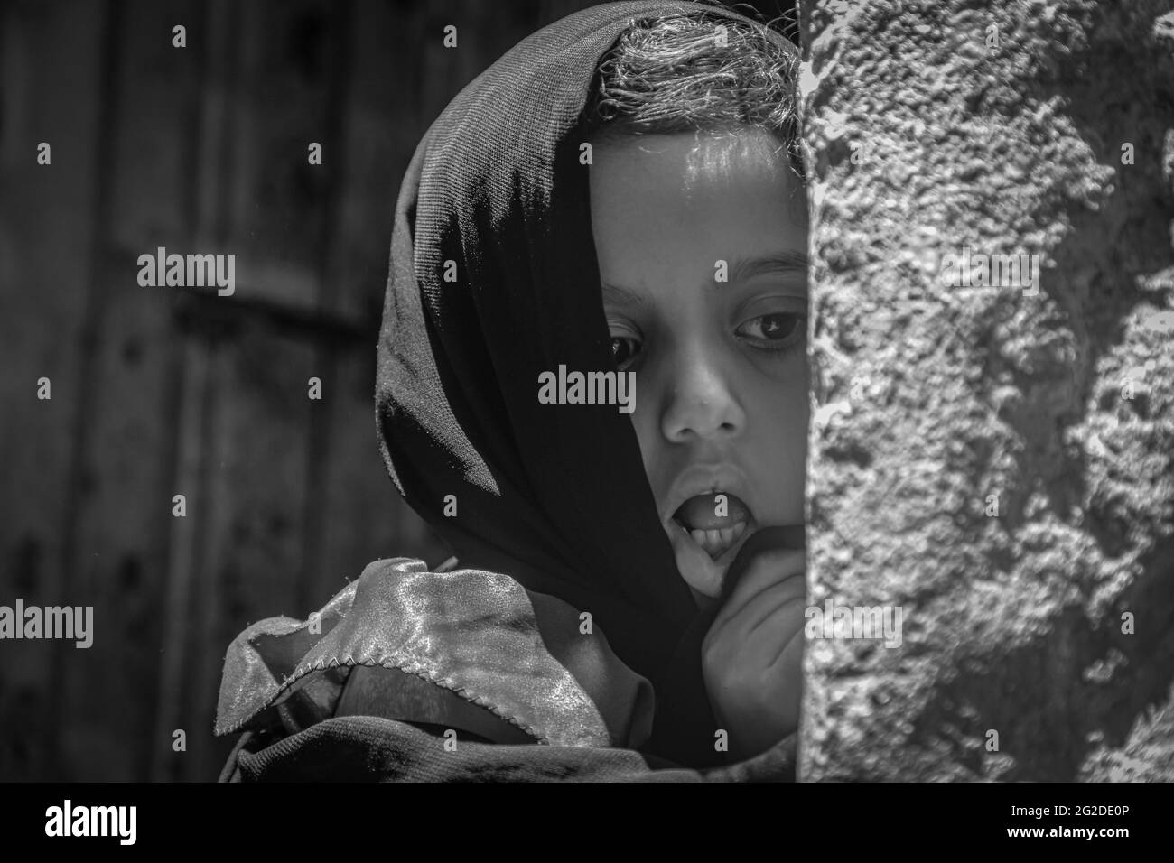 Taiz / Jemen - 7. Juli 2020: Ein trauriges jemenitisches Mädchen, das zum sechsten Mal in Folge den anhaltenden Krieg gegen die Stadt Taiz geführt hat Stockfoto