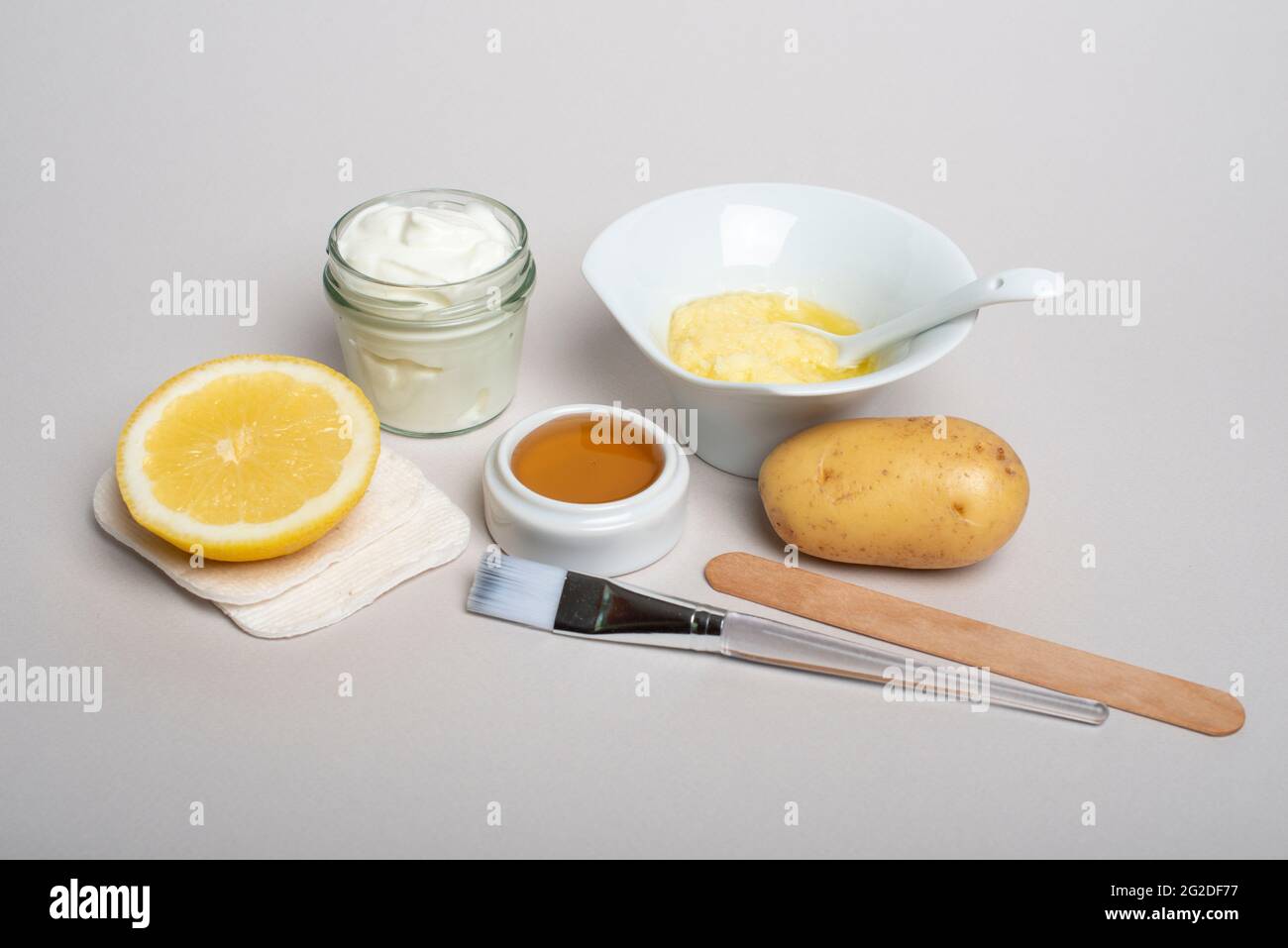 Zutaten für Kartoffeln Gesichtsmaske: Kartoffeln, Honig, Zitrone, Joghurt.  Hausgemachtes Hautpflegeprodukt. DIY-Kosmetik Stockfotografie - Alamy