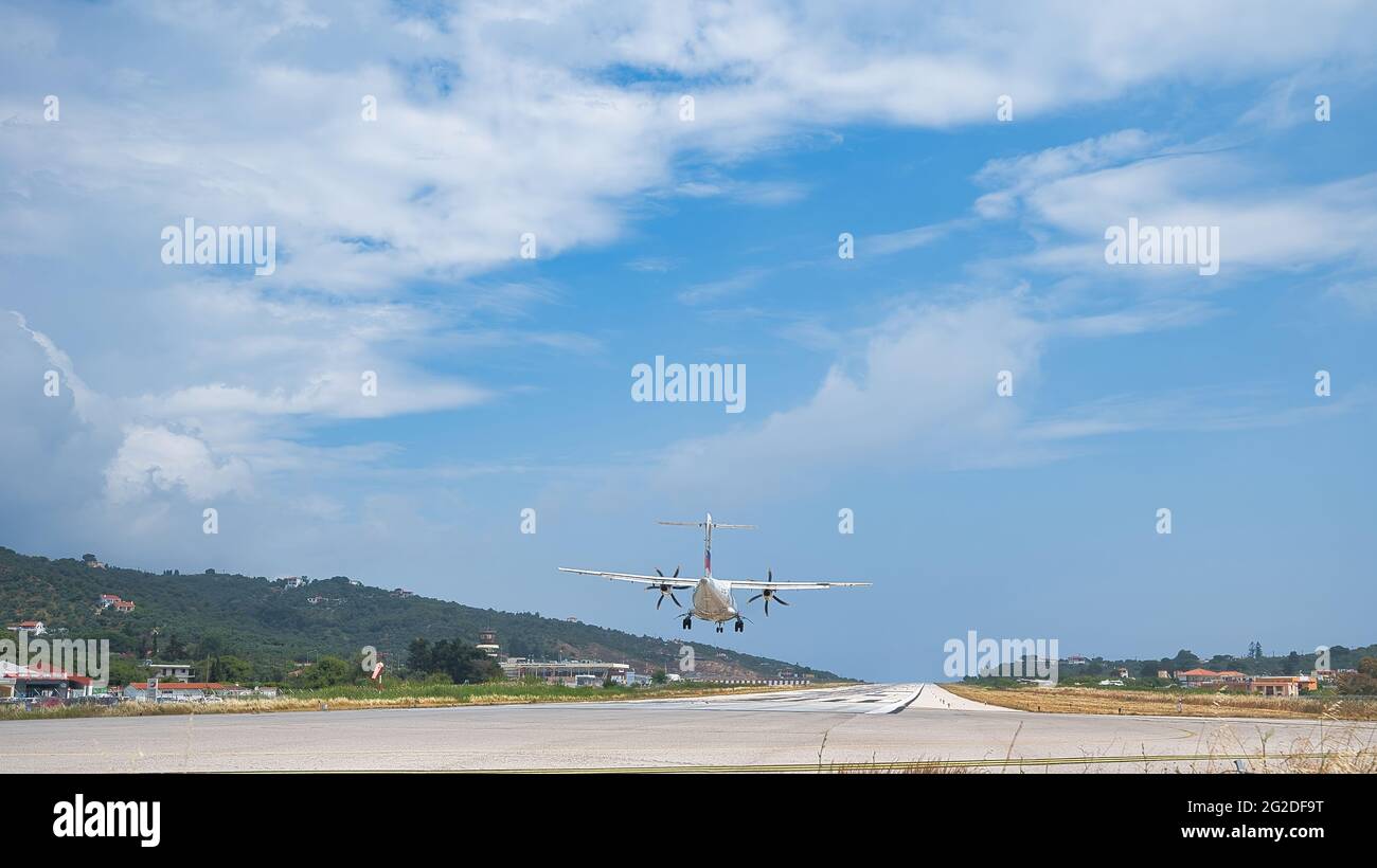 SKIATHOS, GRIECHENLAND - 09. Jun 2021: Landung der Flugzeuge am Flughafen Skiathos, Stadt Skiathos, Griechenland, Juni-9-2021 Stockfoto