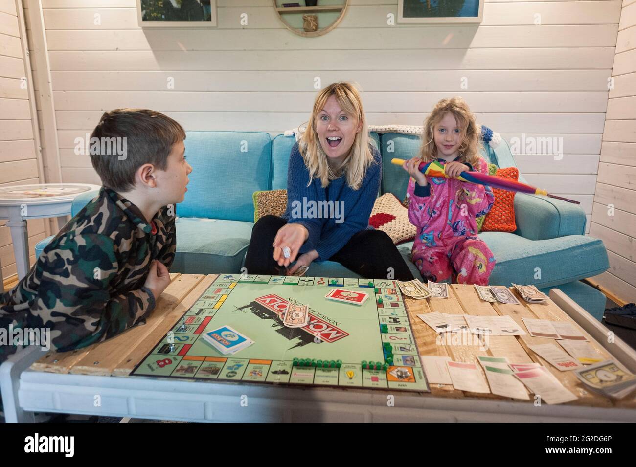 Eine Familie, die ein traditionelles Brettspiel von Monopoly spielt Stockfoto