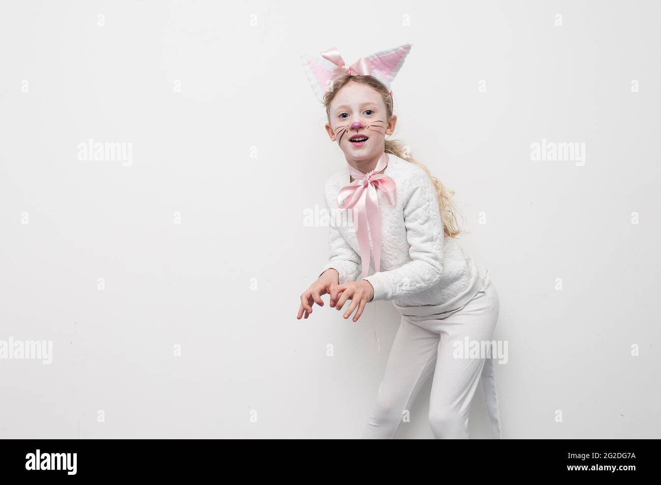 Ein Junges Madchen Das Sich Fur Den Weltbuchtag In Einem Katzenkostum Verkleidet Hat Stockfotografie Alamy
