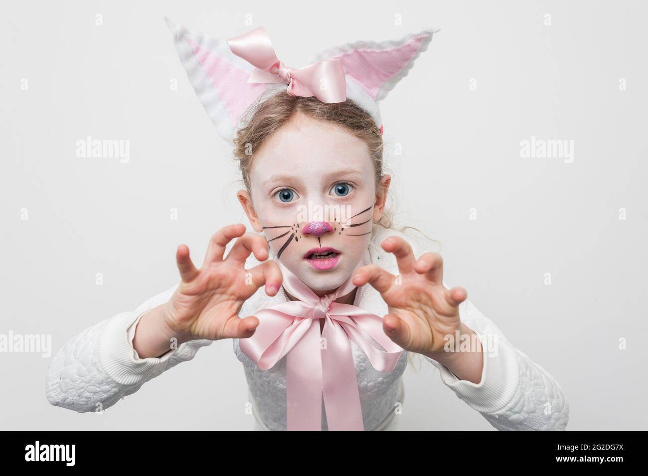Ein Junges Madchen Das Sich Fur Den Weltbuchtag In Einem Katzenkostum Verkleidet Hat Stockfotografie Alamy