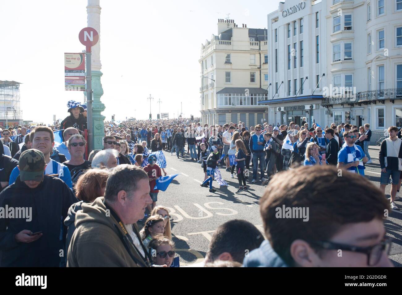 Brighton und Hove Albion machen eine Busprozession entlang der Küste von Brighton für ihre Beförderung zur Premiership Stockfoto