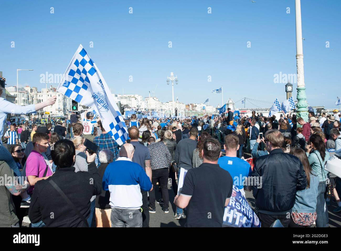 Brighton und Hove Albion machen eine Busprozession entlang der Küste von Brighton für ihre Beförderung zur Premiership Stockfoto