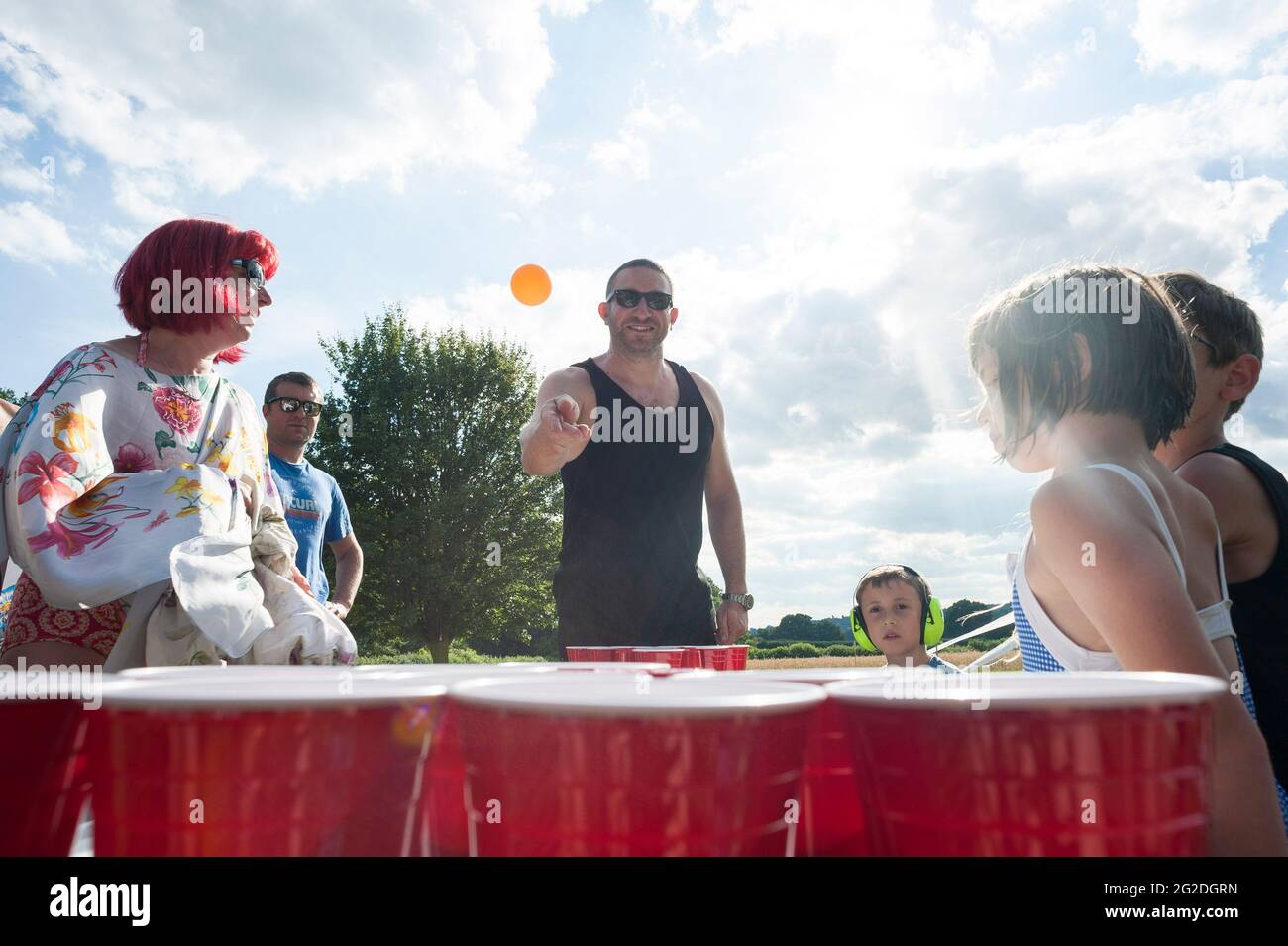 Bierpong spielen auf einem Campingausflug mit Freunden und Familie Stockfoto